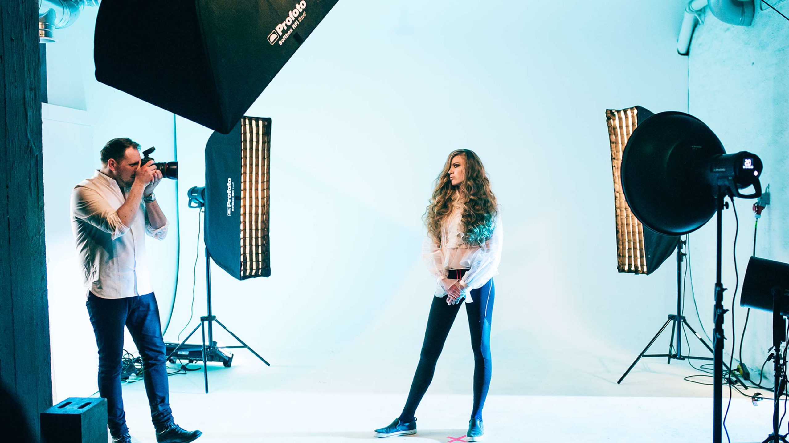 imagen de mujer posando frente cámara en estudio fotográfico usando el d2 y softbox